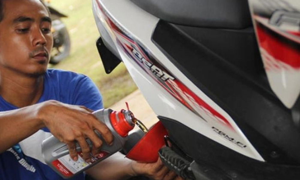 Oli mesin motor Beat