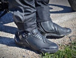 Gak Cuma Gaya, Ini 5 Sepatu Motor Touring Terbaik Buat Cowok yang Hobi Turingan Jauh!